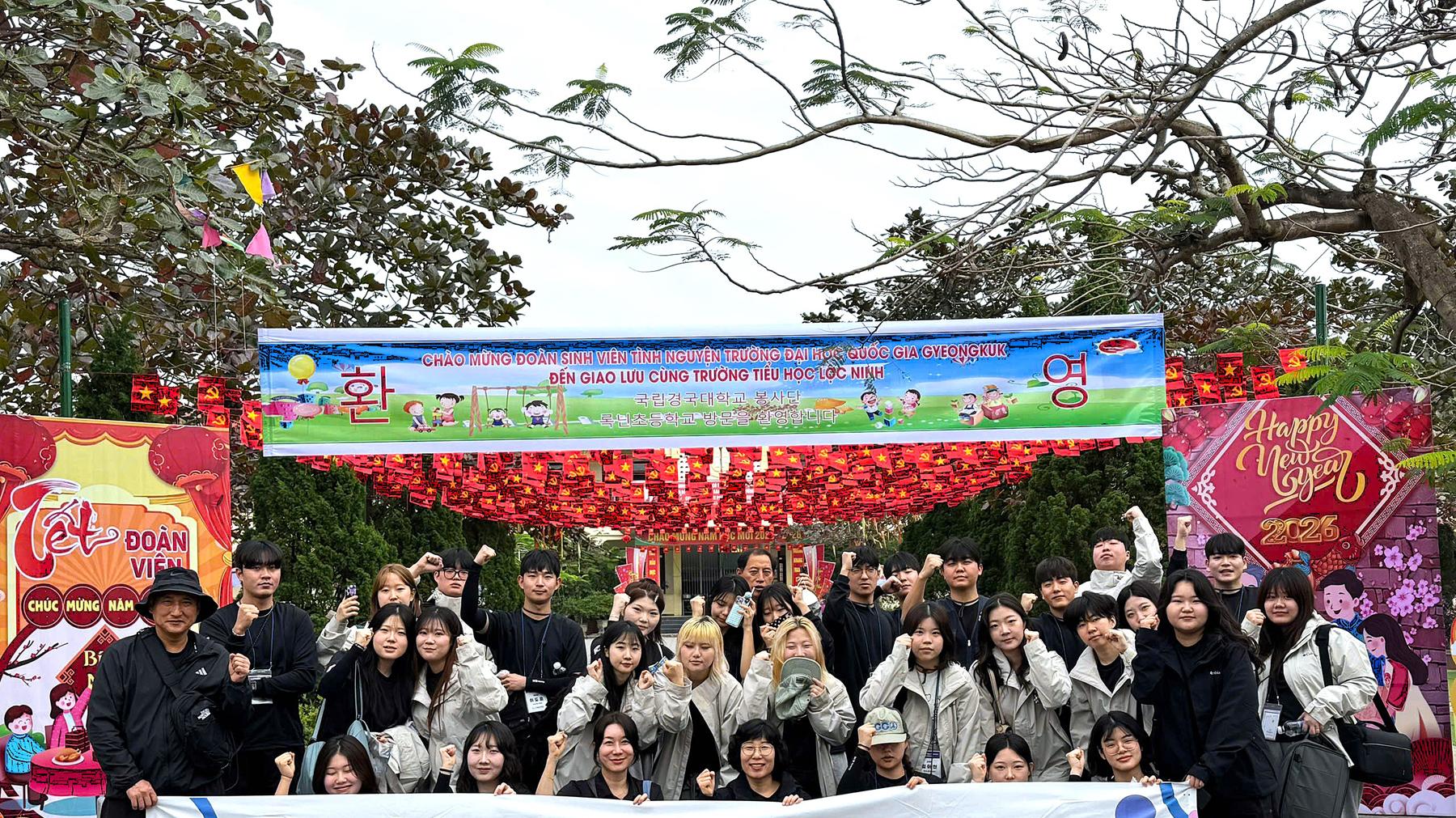 Trường Đại học Quốc gia Gyeongkuk (Hàn Quốc) thăm và giao lưu với Trường Tiểu học Lộc Ninh