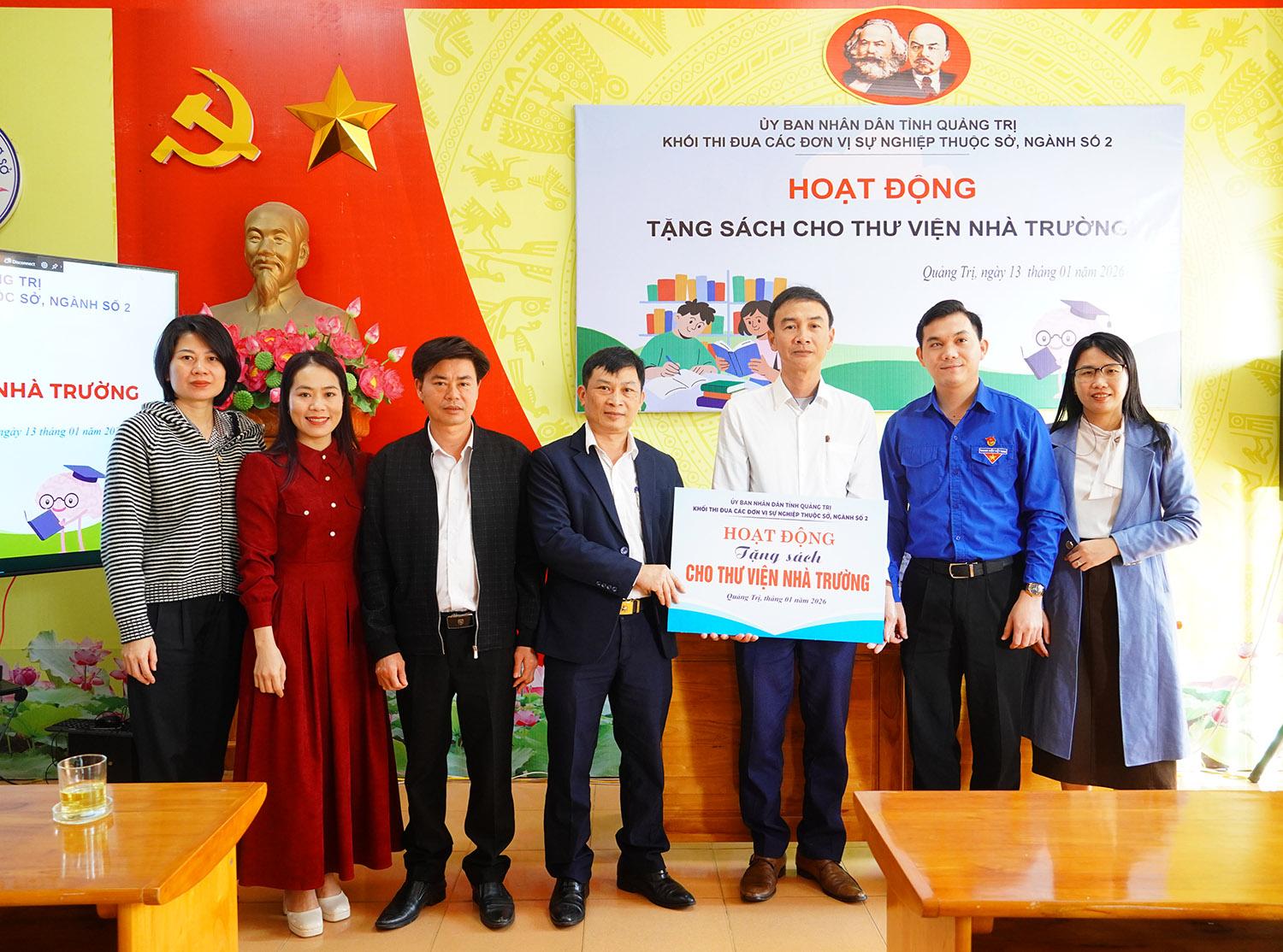 Trao tặng sách cho thư viện trường học