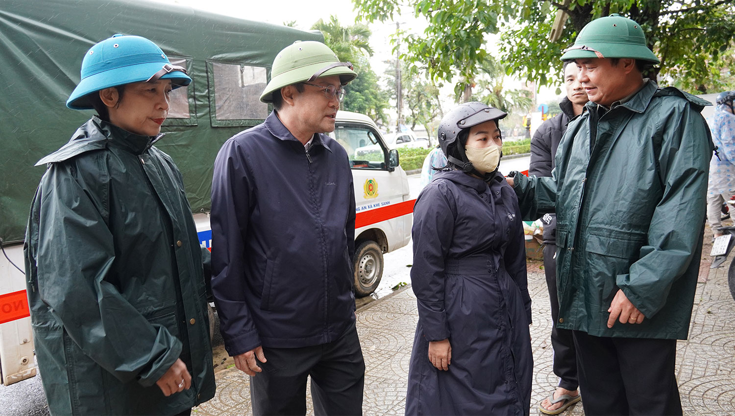 Thứ trưởng Bộ Nông nghiệp và Môi trường Võ Văn Hưng kiểm tra chỉ đạo khắc phục hậu quả thiên tai tại Quảng Trị