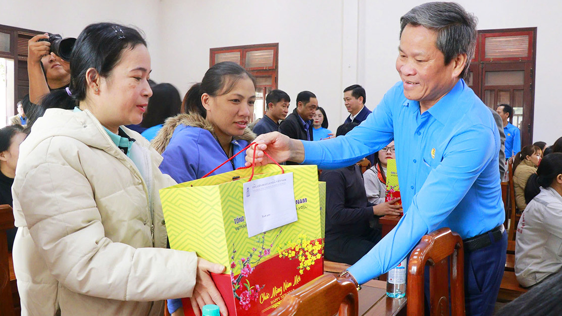 Liên đoàn Lao động tỉnh Quảng Trị triển khai các hoạt động chăm lo Tết Nguyên đán Bính Ngọ 2026 cho đoàn viên, người lao động