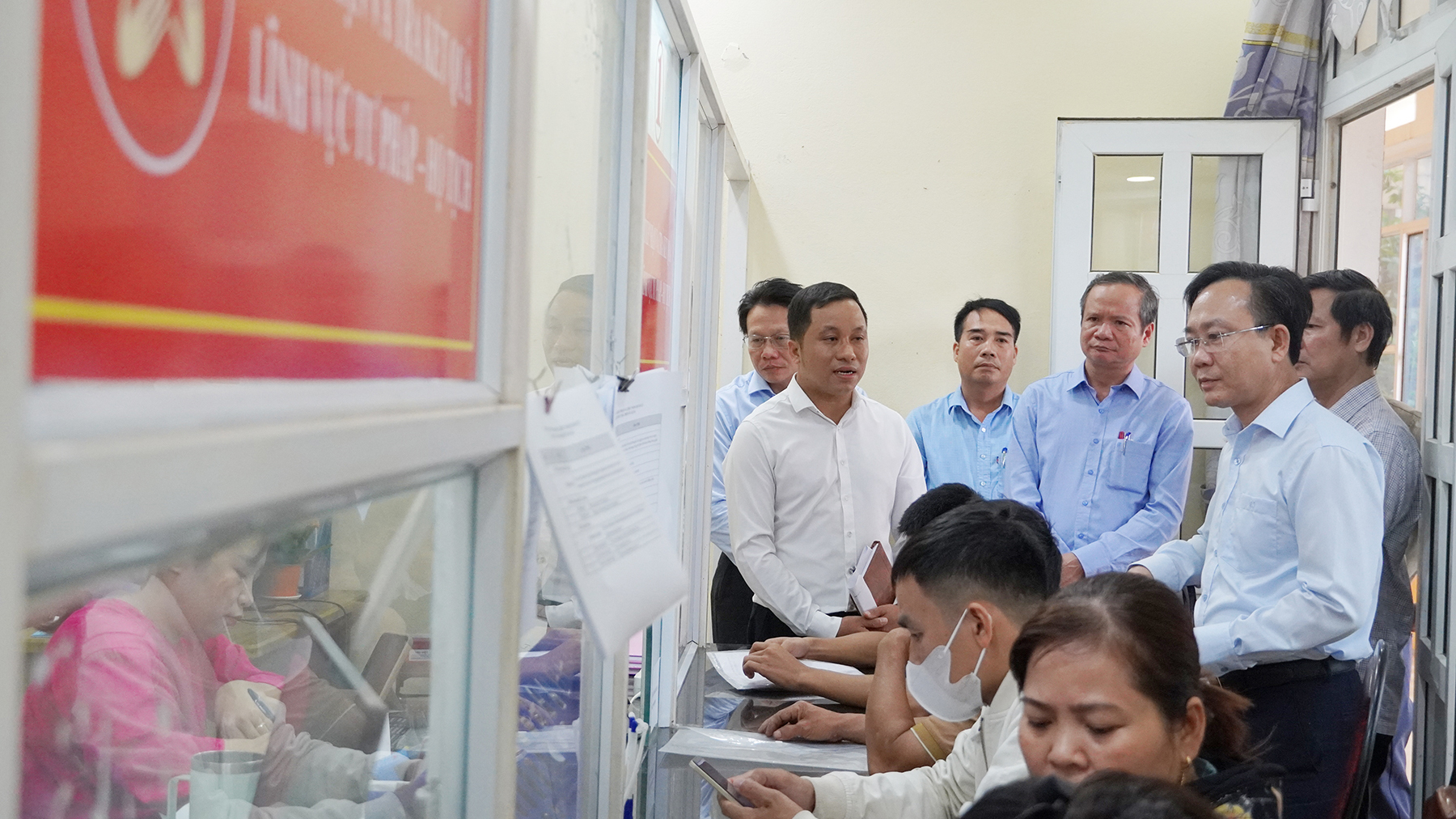 Đôn đốc triển khai thực hiện các chỉ tiêu về dịch vụ công trực tuyến, số hóa kết quả thủ tục hành chính và xử lý hồ sơ chậm trễ trong tháng 11/2025