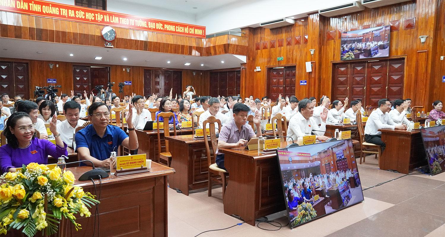 (TIN ẢNH) Kỳ họp thứ 2, HĐND tỉnh Quảng Trị khóa VIII thành công tốt đẹp: 17 nghị quyết quan trọng được thông qua
