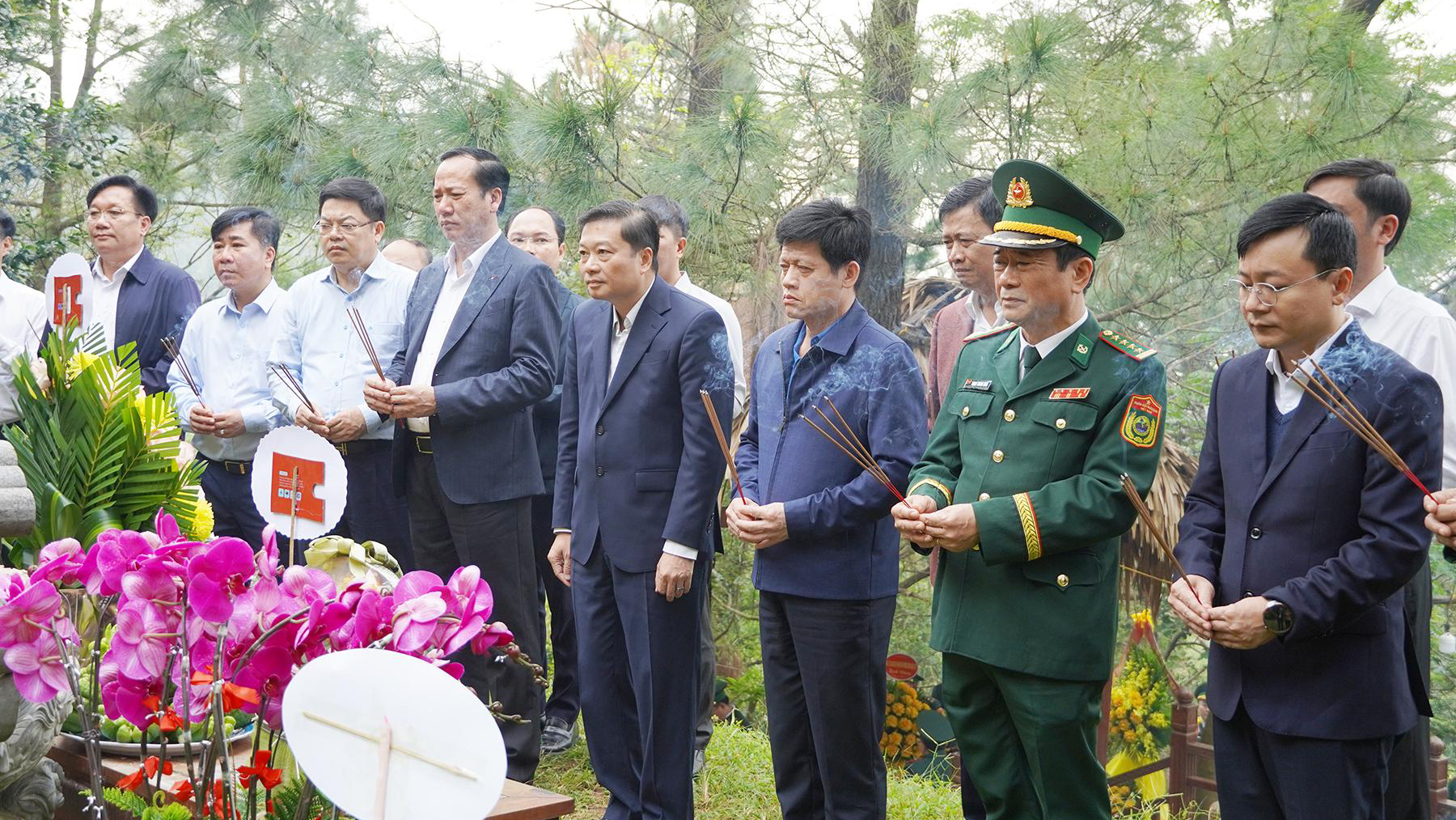 Chủ tịch UBND tỉnh Lê Hồng Vinh viếng mộ Đại tướng Võ Nguyên Giáp và các Anh hùng Liệt sĩ