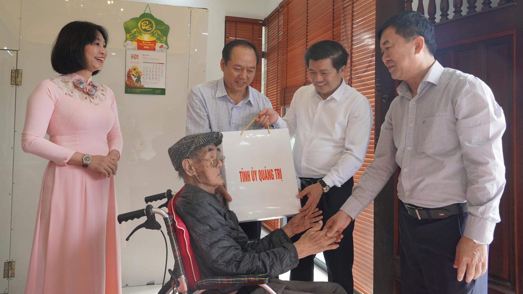 Phó Bí thư Thường trực Tỉnh ủy Trần Vũ Khiêm thăm, chúc Tết các đồng chí nguyên lãnh đạo tỉnh