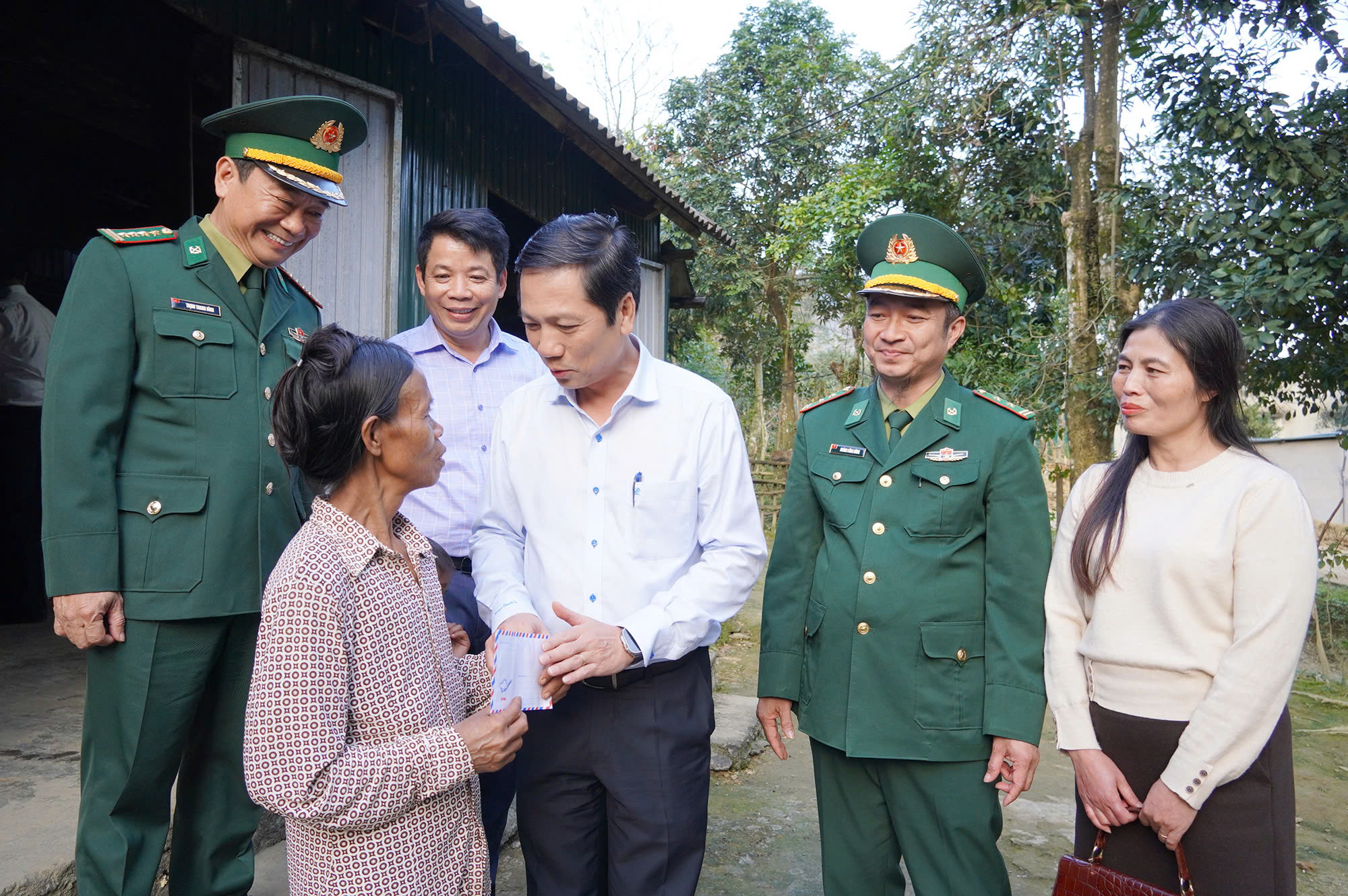 Phó Chủ tịch Thường trực UBND tỉnh Hoàng Nam kiểm tra xóa nhà tạm, trao quà Tết cho bà con là đồng bào người Rục ở bản Mò O Ồ Ồ, xã Kim Phú