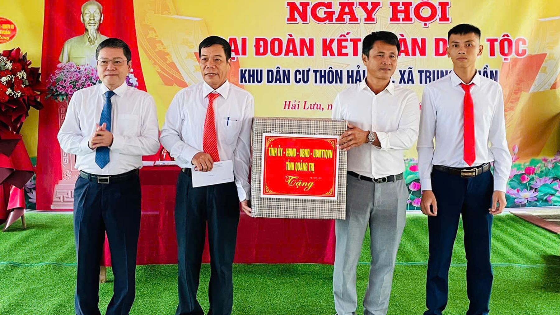 Phó Chủ tịch UBND tỉnh Phan Phong Phú dự Ngày hội Đại đoàn kết toàn dân tộc tại khu dân cư thôn Hải Lưu